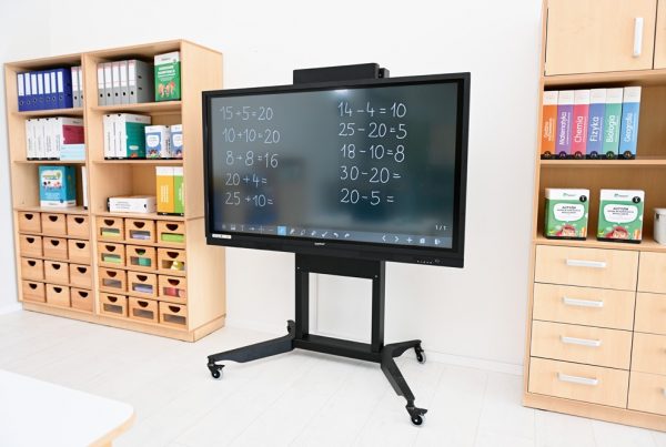 Sala szkolna z monitorem interaktrywym
